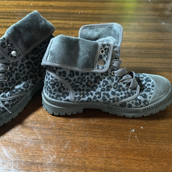 Leopard pattern boots. Never worn. Only stored. - Picture 3 of 3